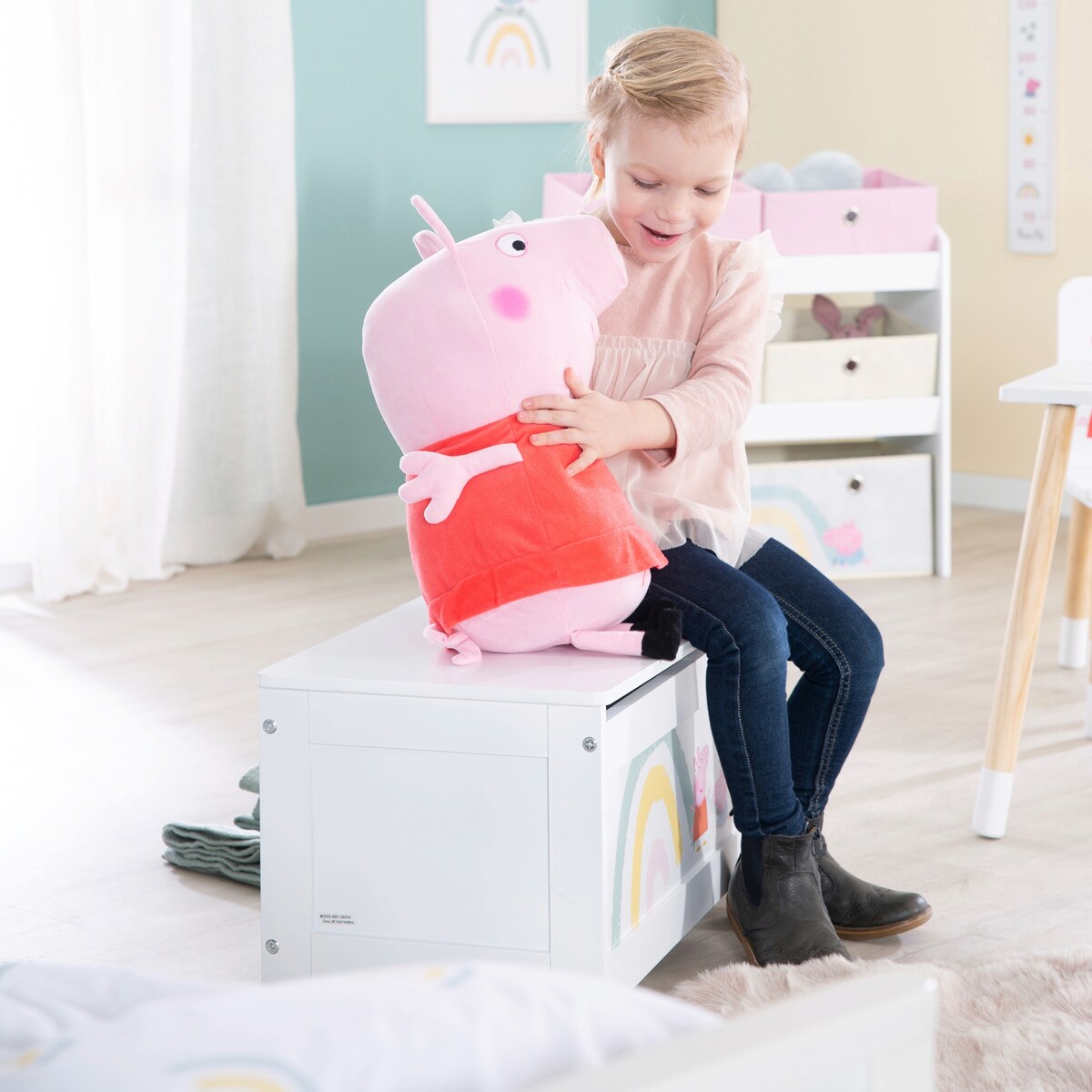 Lekekiste Peppa Pig i lakkert tre montert i barnerom