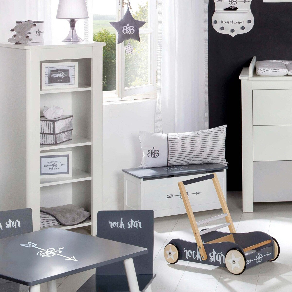 Bakside av Lekekiste Rock Star Baby 3 med sittebenk i MDF
