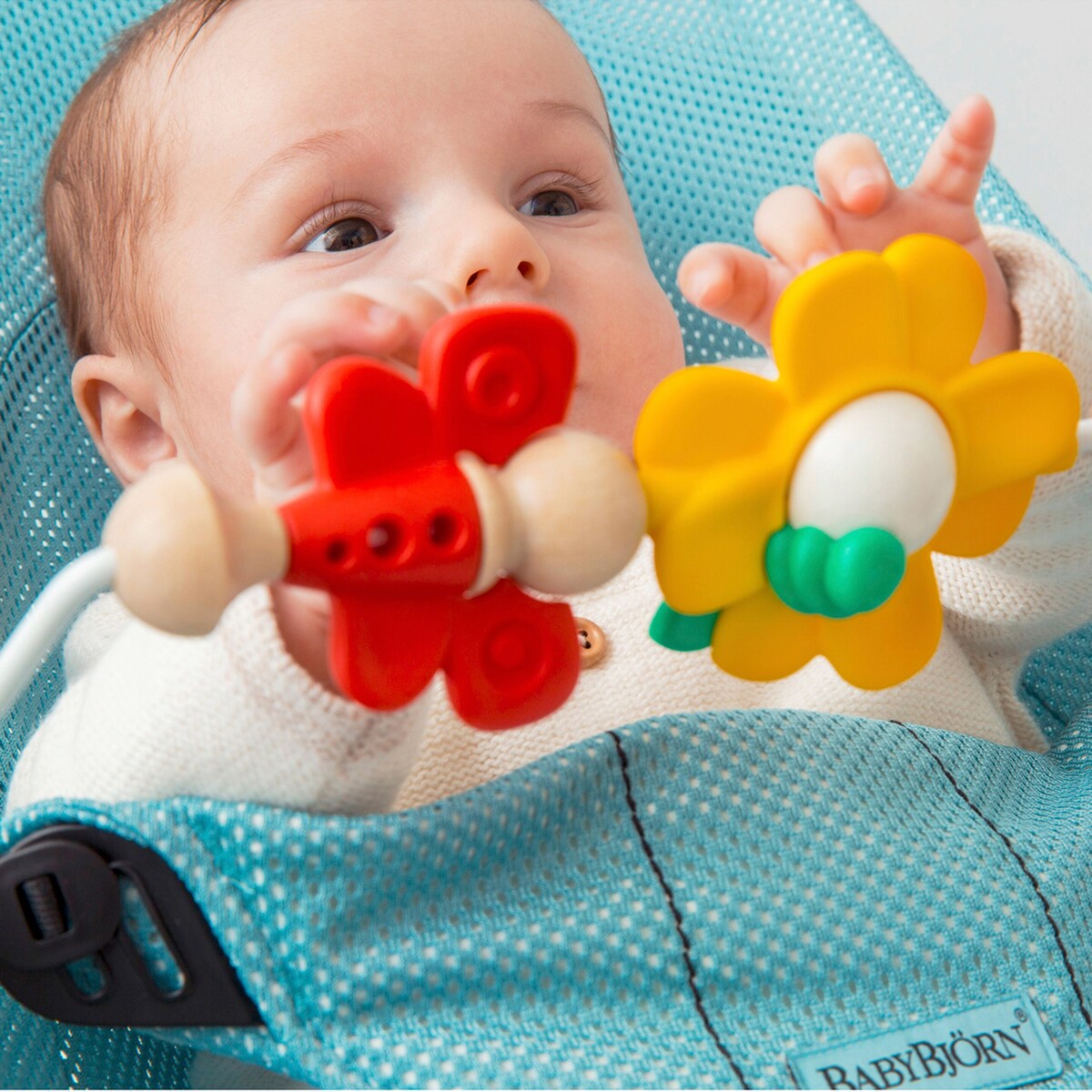 Bakside av lekekjede for babyvipp med trefigurer fra fødsel BabyBjörn