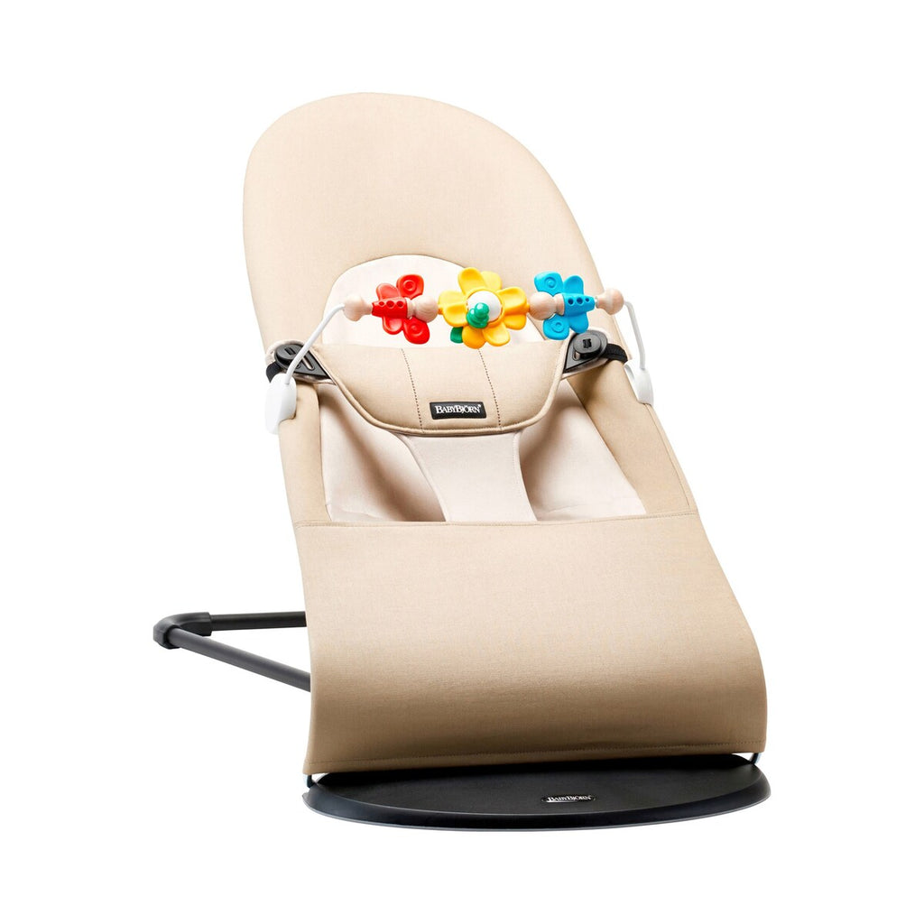 Detalj av trefigurer på lekekjede for babyvipp med trefigurer fra fødsel BabyBjörn