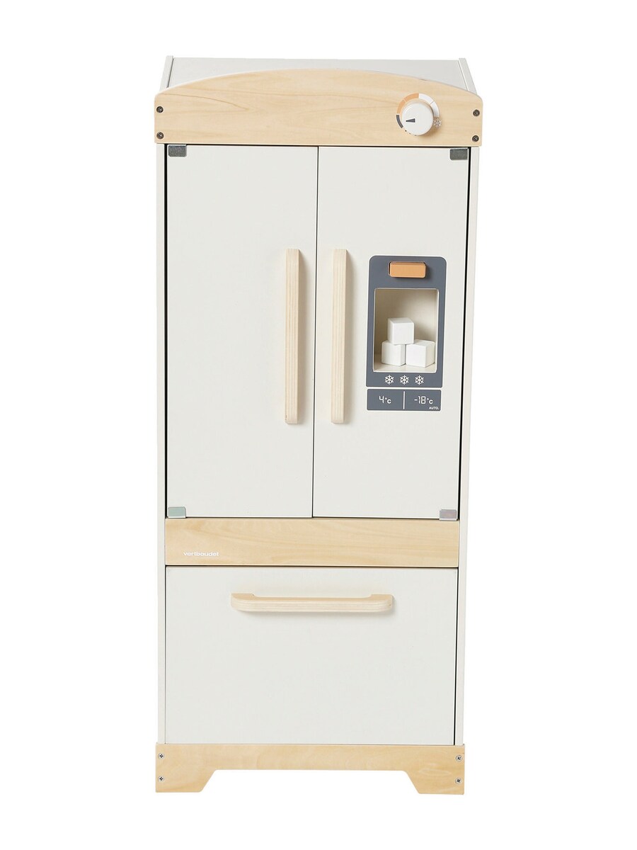 Detalj av isbitdispenser på Lekekjøleskap i tre FSC®
