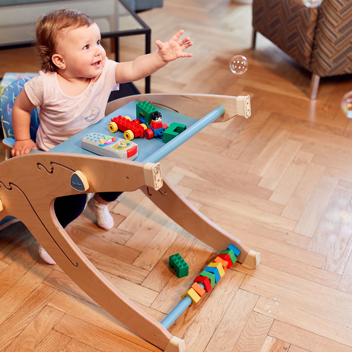 Barn som leker med Lekekube i tre for barnestol Quarttolino