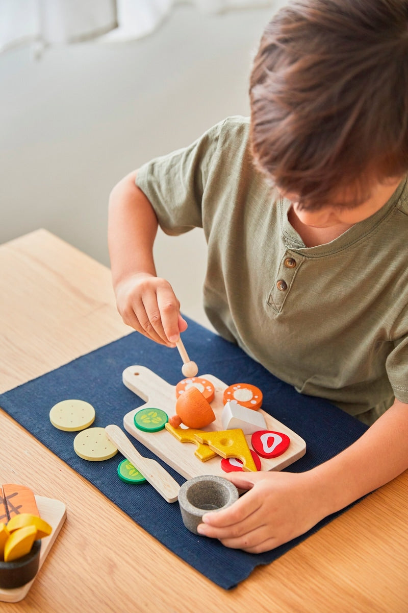 Detaljbilde av Lekemat matbrett-sett i gummitre fra 3 år