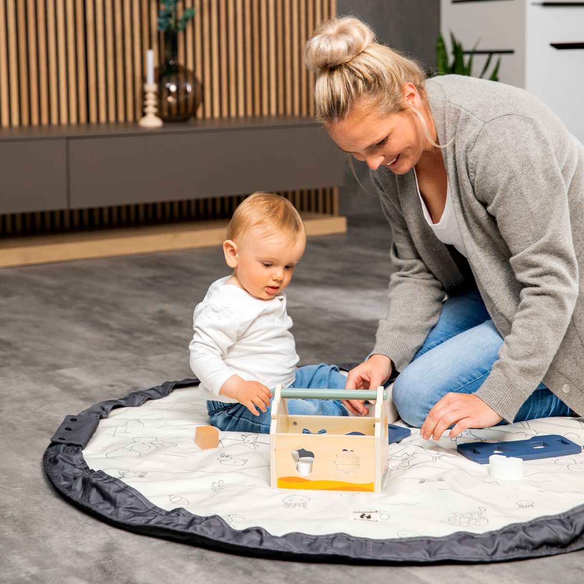 Pakking av Lekematte 2-i-1 med oppryddingsbag Play N Tidy mørk grå
