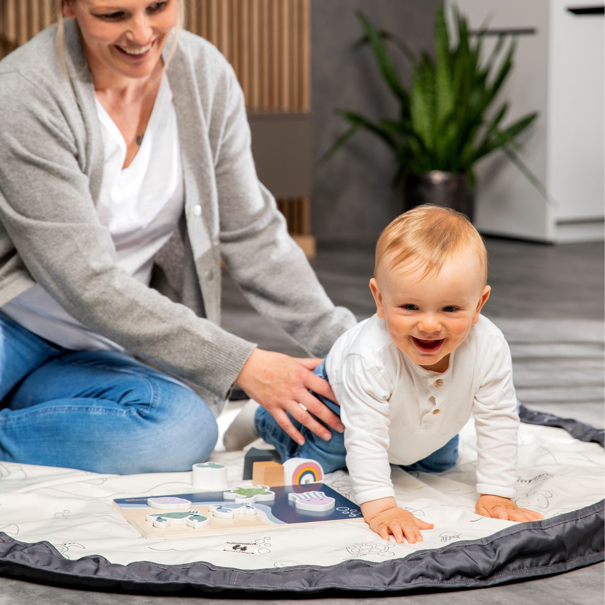 Lekematte 2-i-1 med oppryddingsbag Play N Tidy mørk grå i bruk utendørs