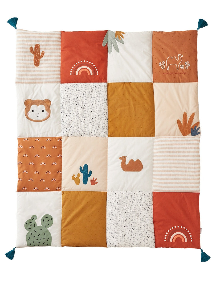 Detalj av patchwork-design på lekematte for baby, vendbar, bomull, Wild Sahara
