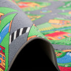 Detalj av veimotiv på lekematte for barn Little Village med veimotiv polyamid