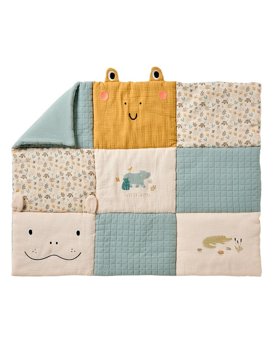Detalj av mønster på Lekematte i musselin BAYOU patchwork-stil