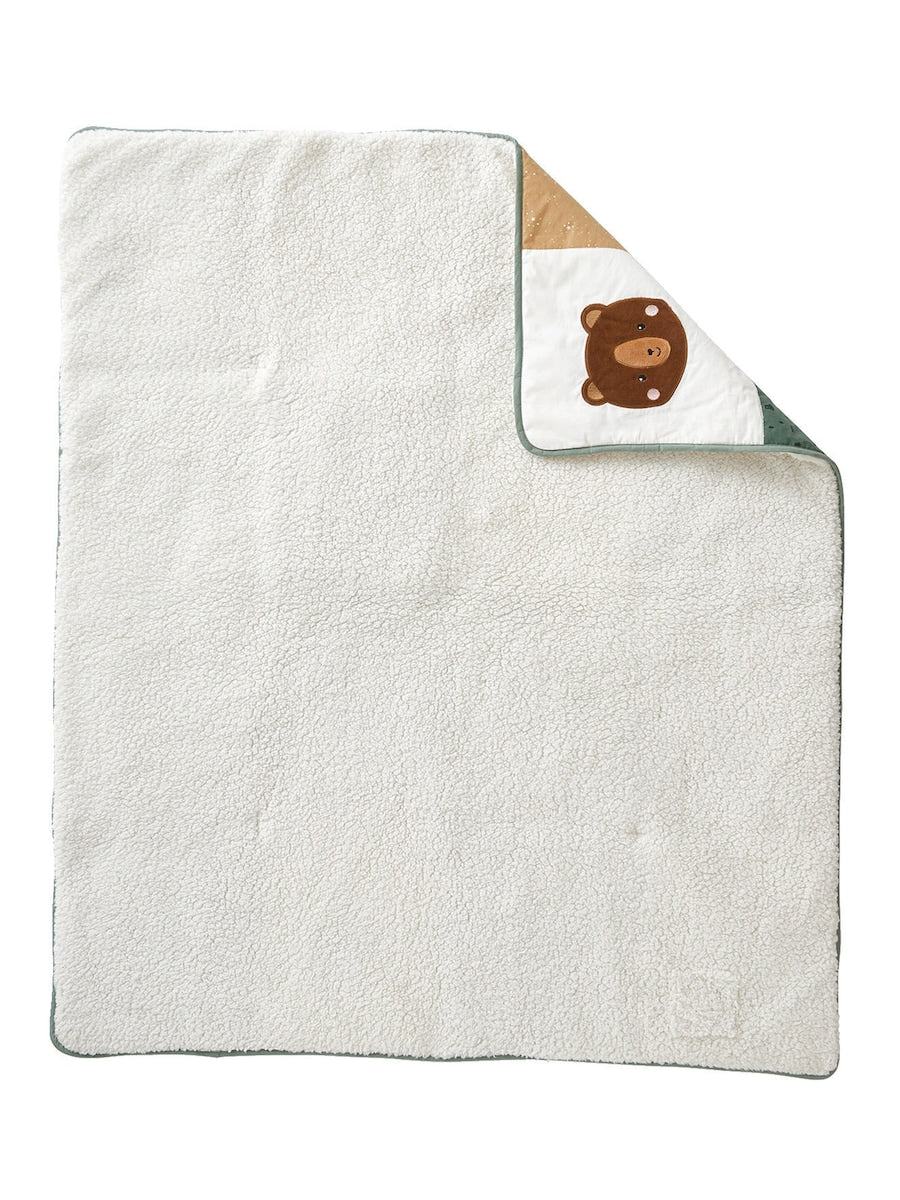Nærbilde av patchwork og applikasjoner på lekematte for baby