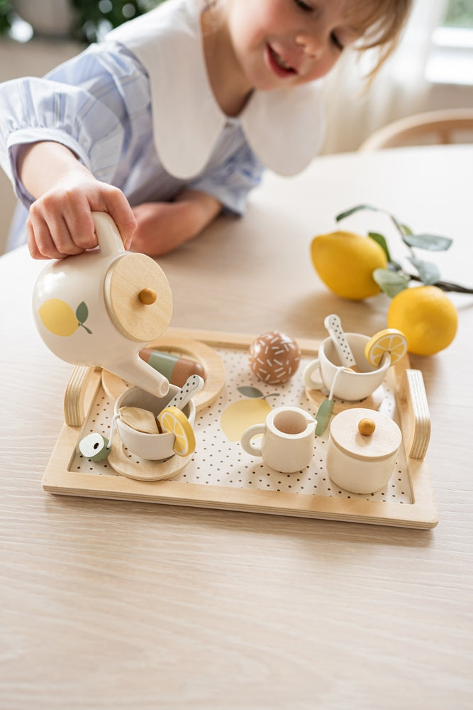 Lekesett afternoon tea med sitrondesign i tre Jabadabado montert