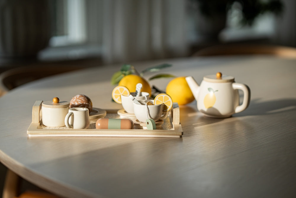 Lekesett afternoon tea med sitrondesign i tre Jabadabado sett på bord