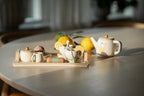 Lekesett afternoon tea med sitrondesign i tre Jabadabado sett på bord