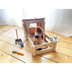 Lekesett hest med stall og tilbehør i veske - Small Foot bakside