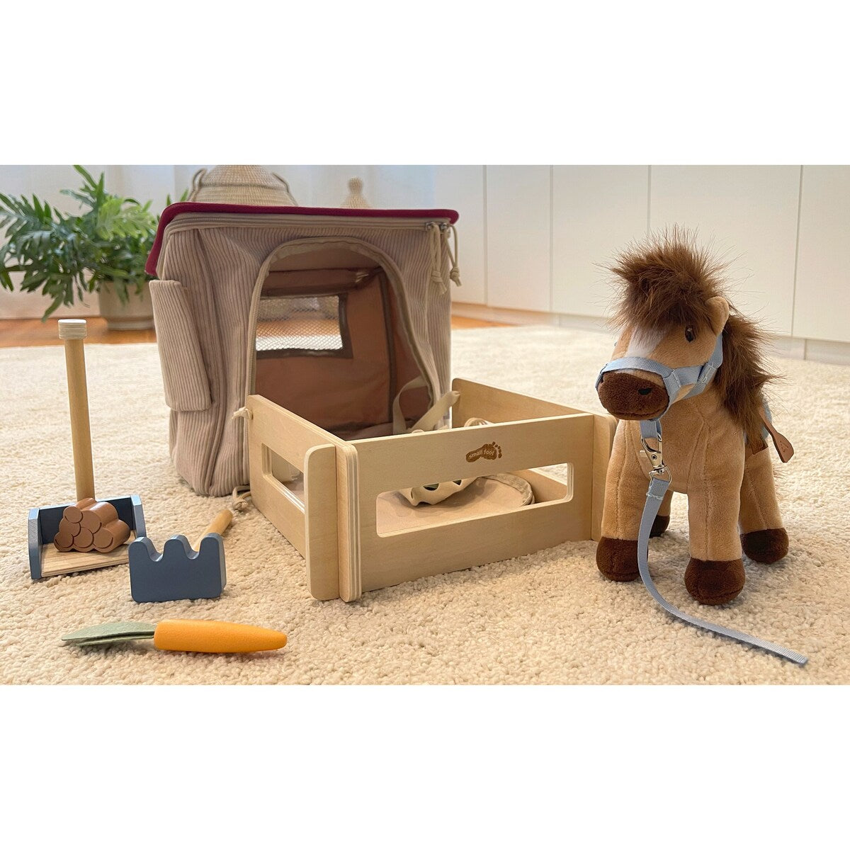 Lekesett hest med stall og tilbehør i veske - Small Foot montert stall