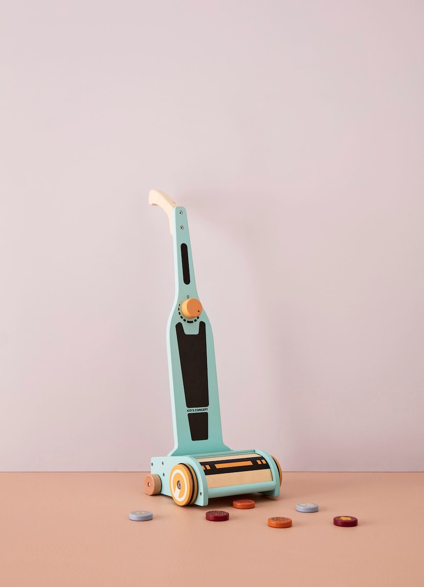 Bakside av Lekestøvsuger Kids Hub i tre med magneter 54 cm