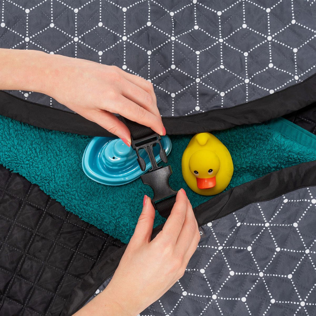 Leketeppe 2-i-1 med bag og vannavvisende underlag grå hvit Zamboo pakket som bag