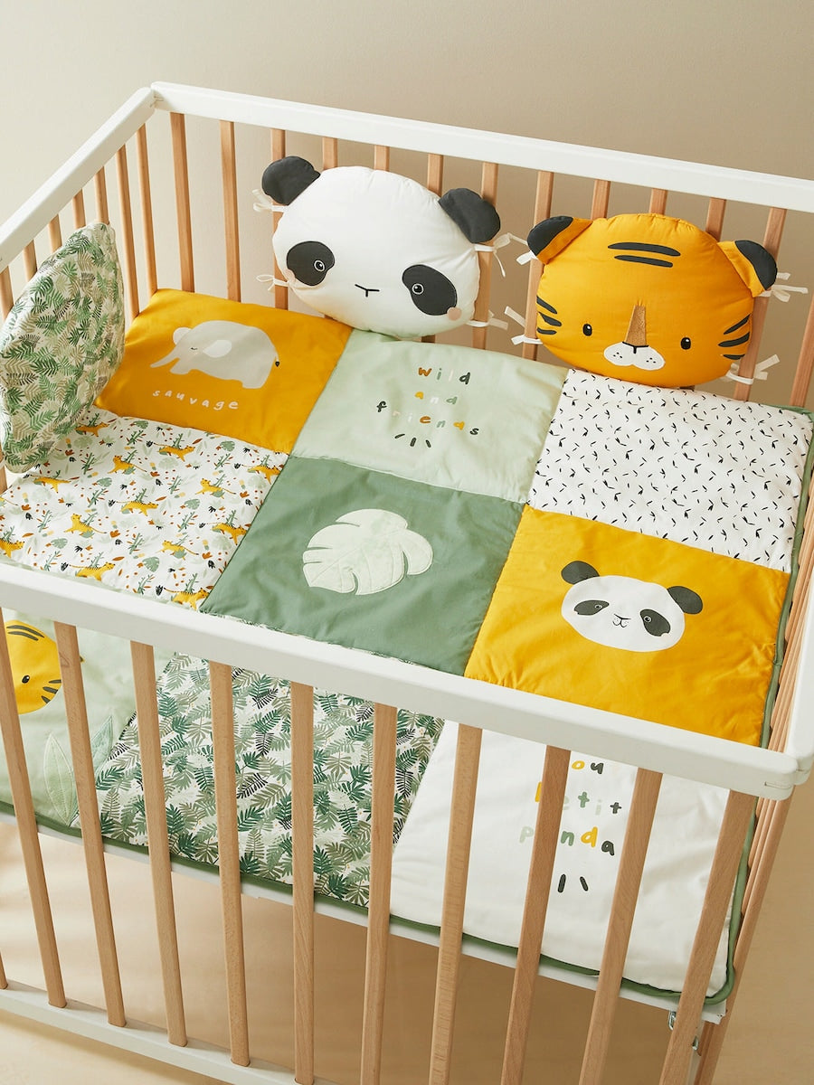 Leketeppe for baby i bomull patchwork Pandafreunde forfra