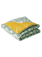 Bakside av leketeppe for baby i bomull patchwork Pandafreunde