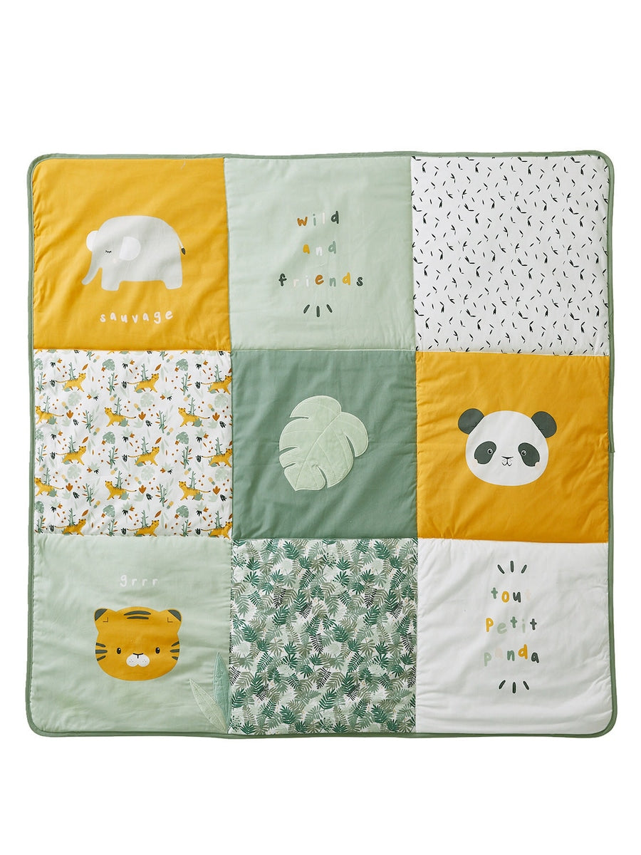 Detalj av patchwork mønster på leketeppe for baby i bomull patchwork Pandafreunde