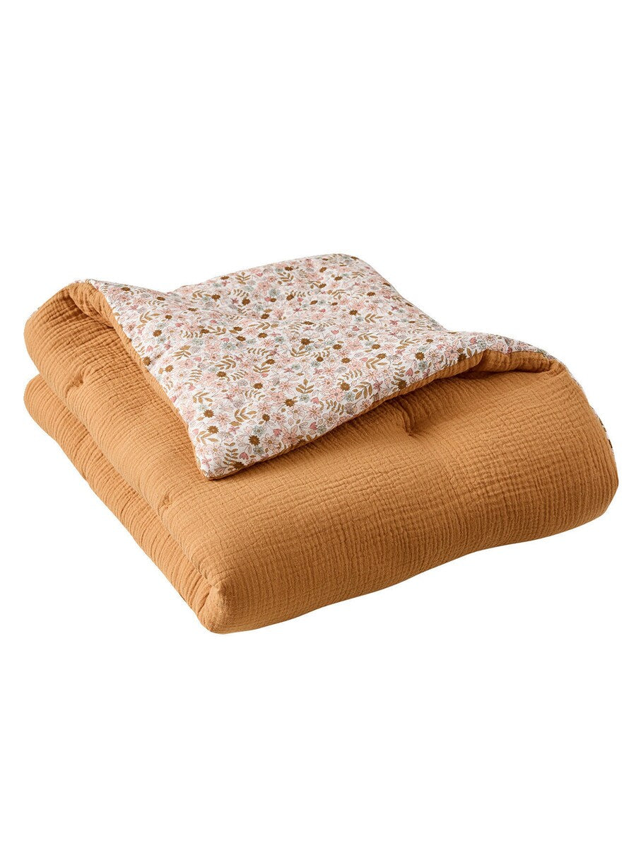 Leketeppe FLORA for baby i musselin vendbart bomull forfra
