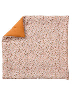 Detalj av mønster på Leketeppe FLORA for baby i musselin vendbart bomull