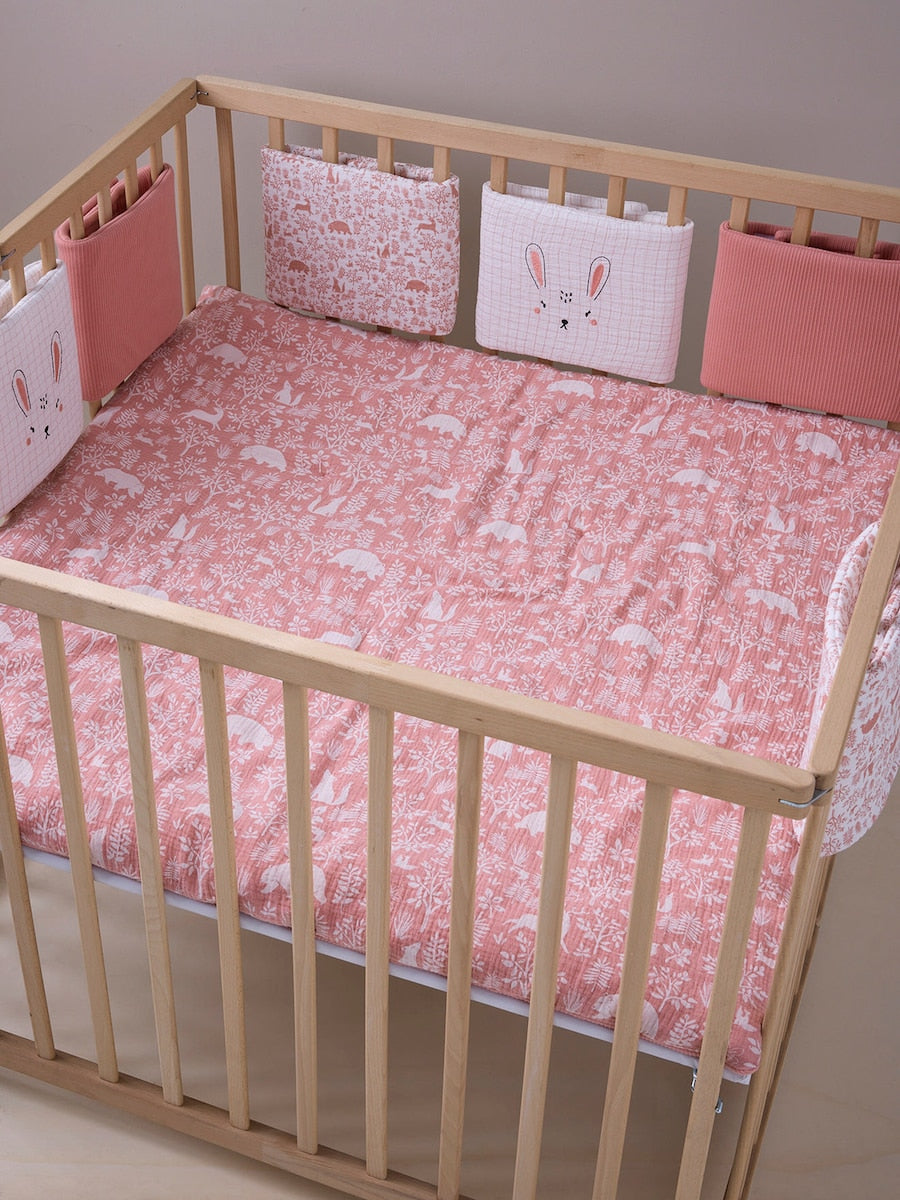 Detalj av musselin på leketeppe for baby i musselin Waldspaziergang
