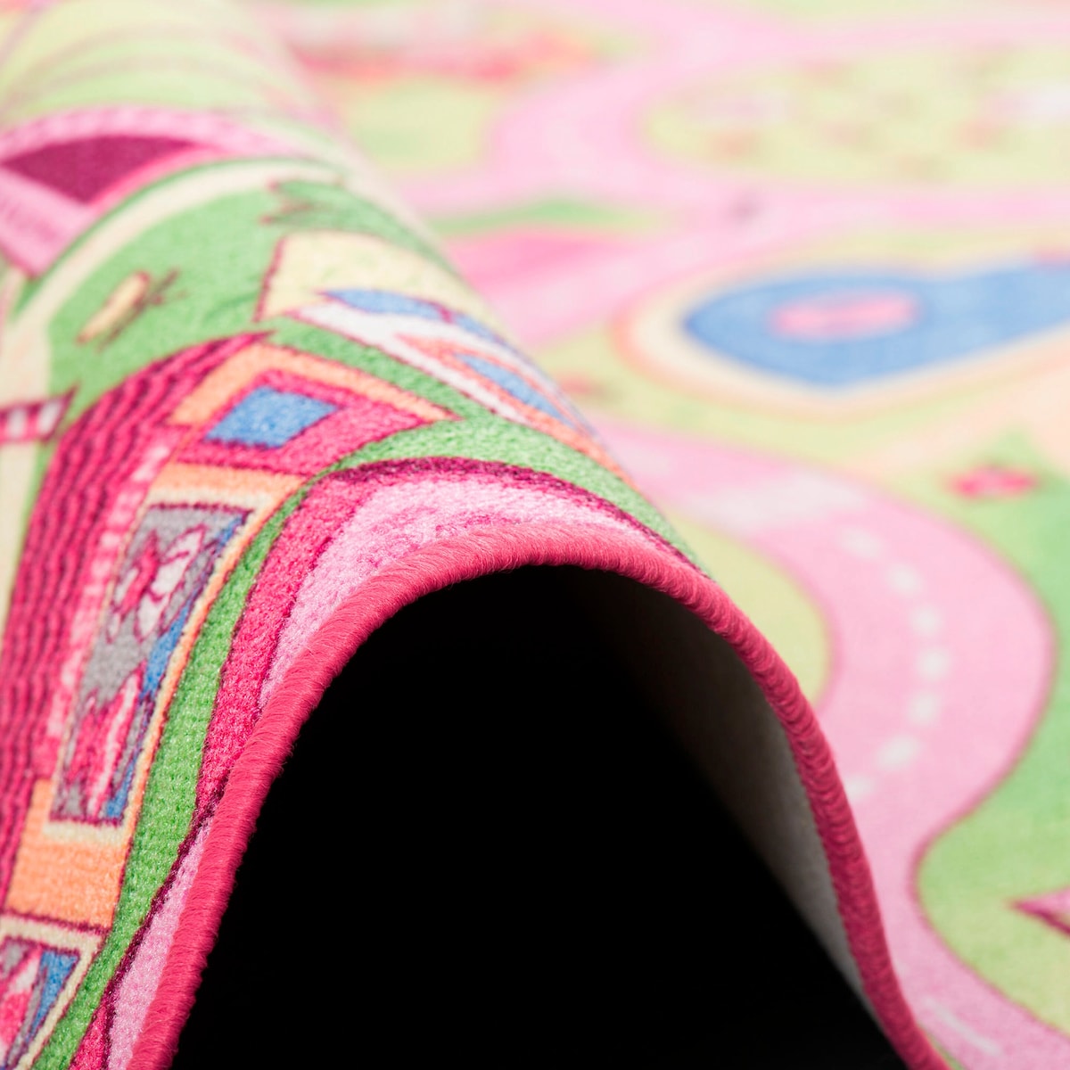 Detalj av leketeppet Girls Village rosa