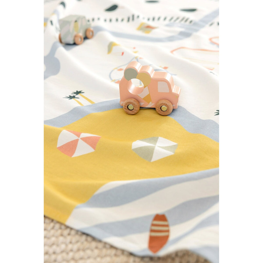Leketeppe Happy Fruits 100x100 cm bomull foldet sammen