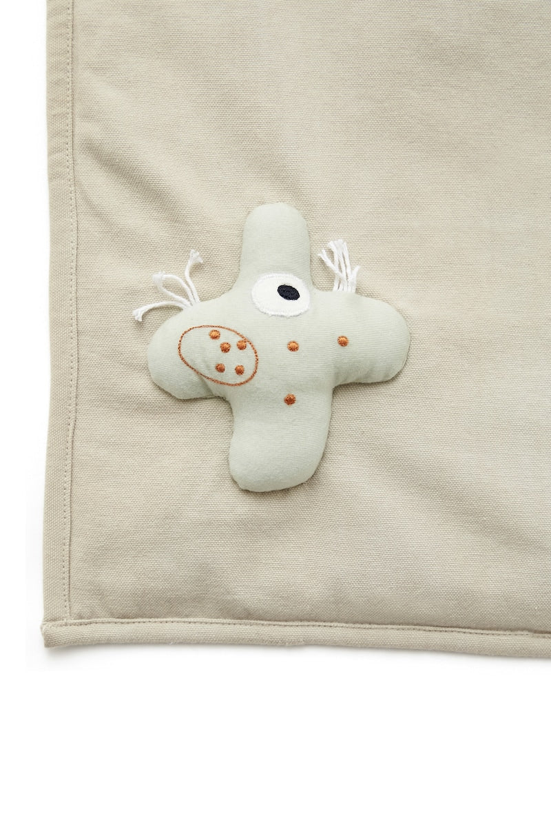 Leketeppe Neo GOTS-bomull 100x100 cm med oppbevaringspose bakside