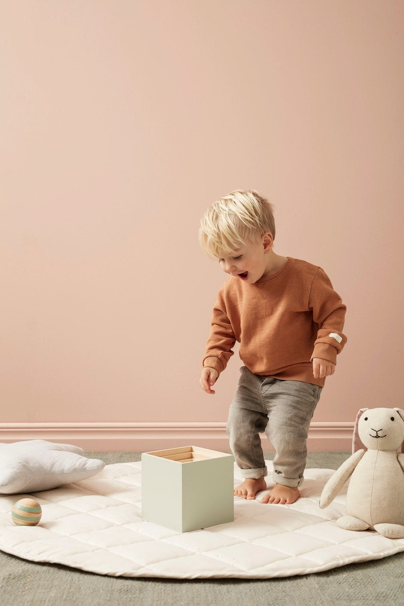 Leketeppe rundt off-white Ø 80 cm detalj av materiale