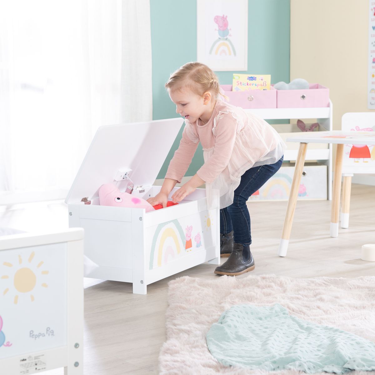 Leketøykiste Peppa Pig hvit med åpent lokk og leker inni
