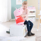 Barn som sitter på leketøykiste med sete Peppa Pig