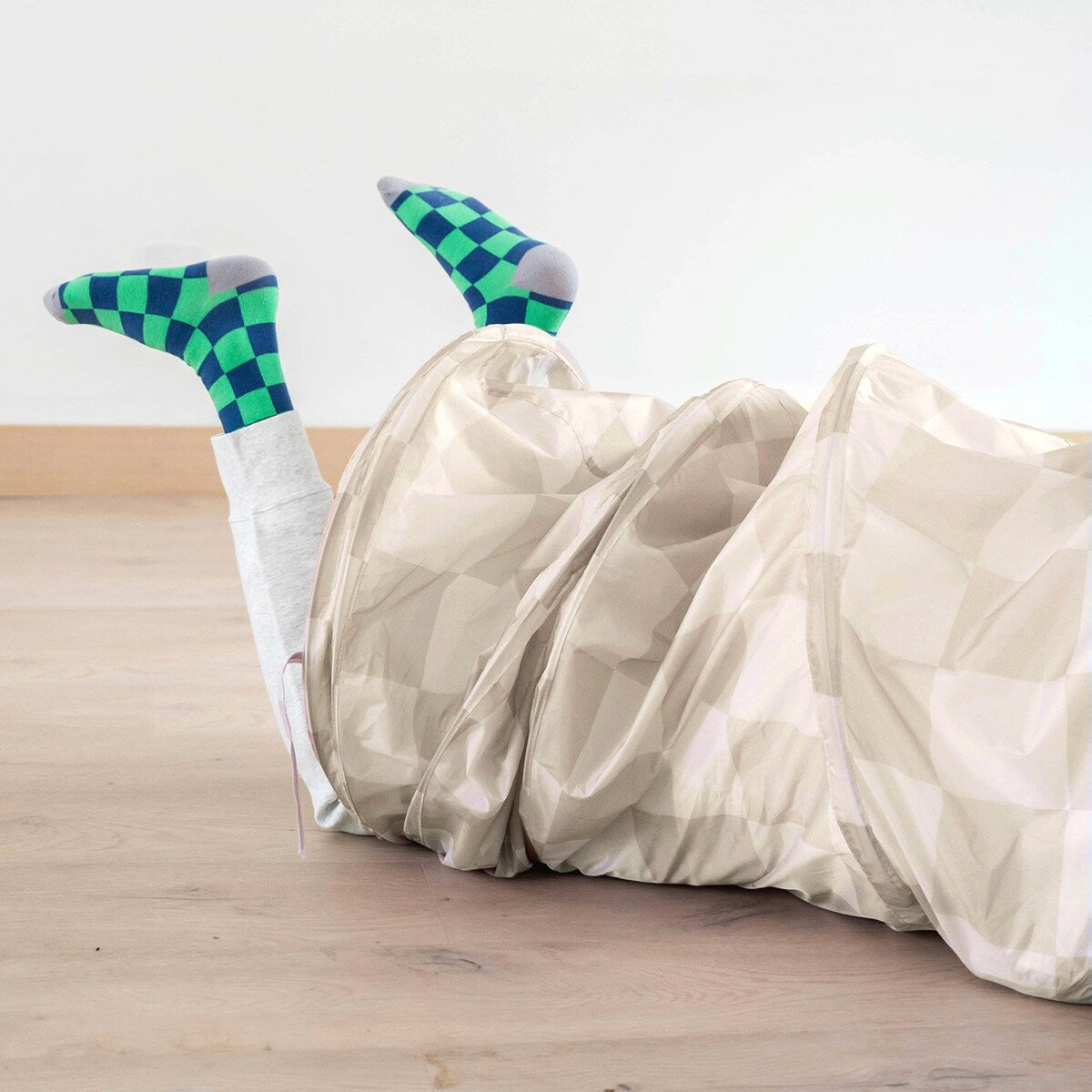 Nærbilde av materiale på leketunnel sammenleggbar 180 x 46 cm solini