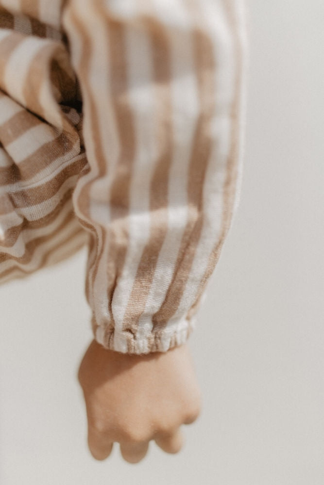 Detalj av linbluse med striper beige coffee 110/116 - Leevje