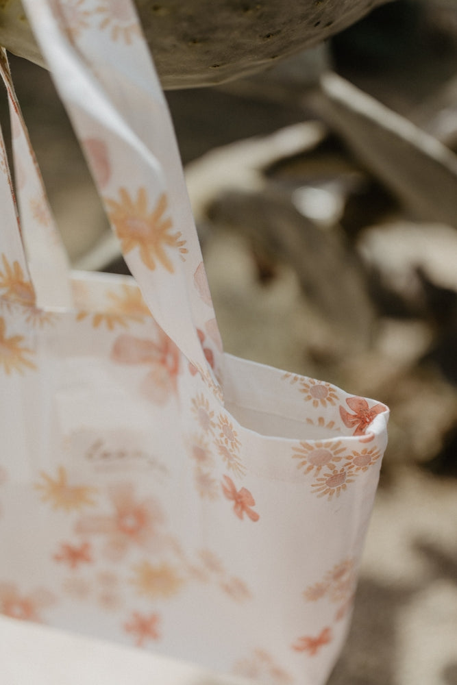 Detalj av glidelåslomme på liten toteveske 'Flowers'