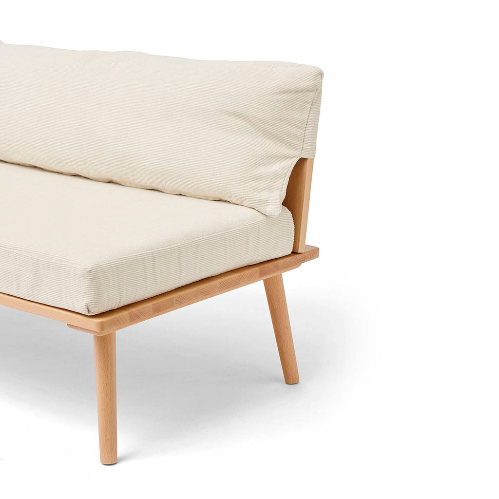 Loungesofa Saga med sidebord bøk 90x44x46 cm montert i rom