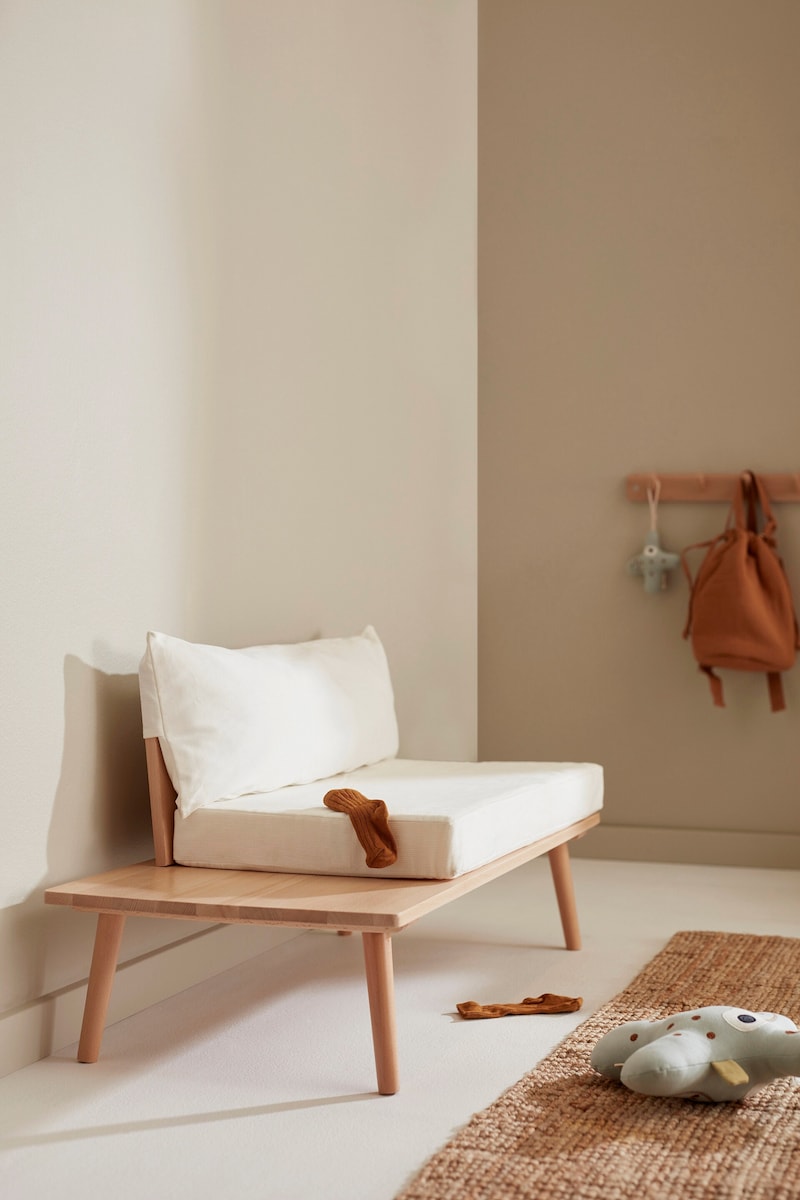 Loungesofa Saga med sidebord bøk 90x44x46 cm nærbilde av sidebord