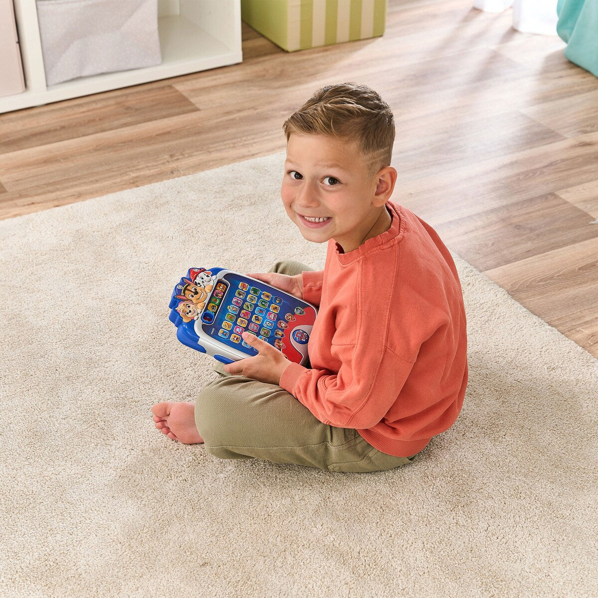 Detalj av opplyste bokstavtaster på Lysende lærenettbrett PAW Patrol