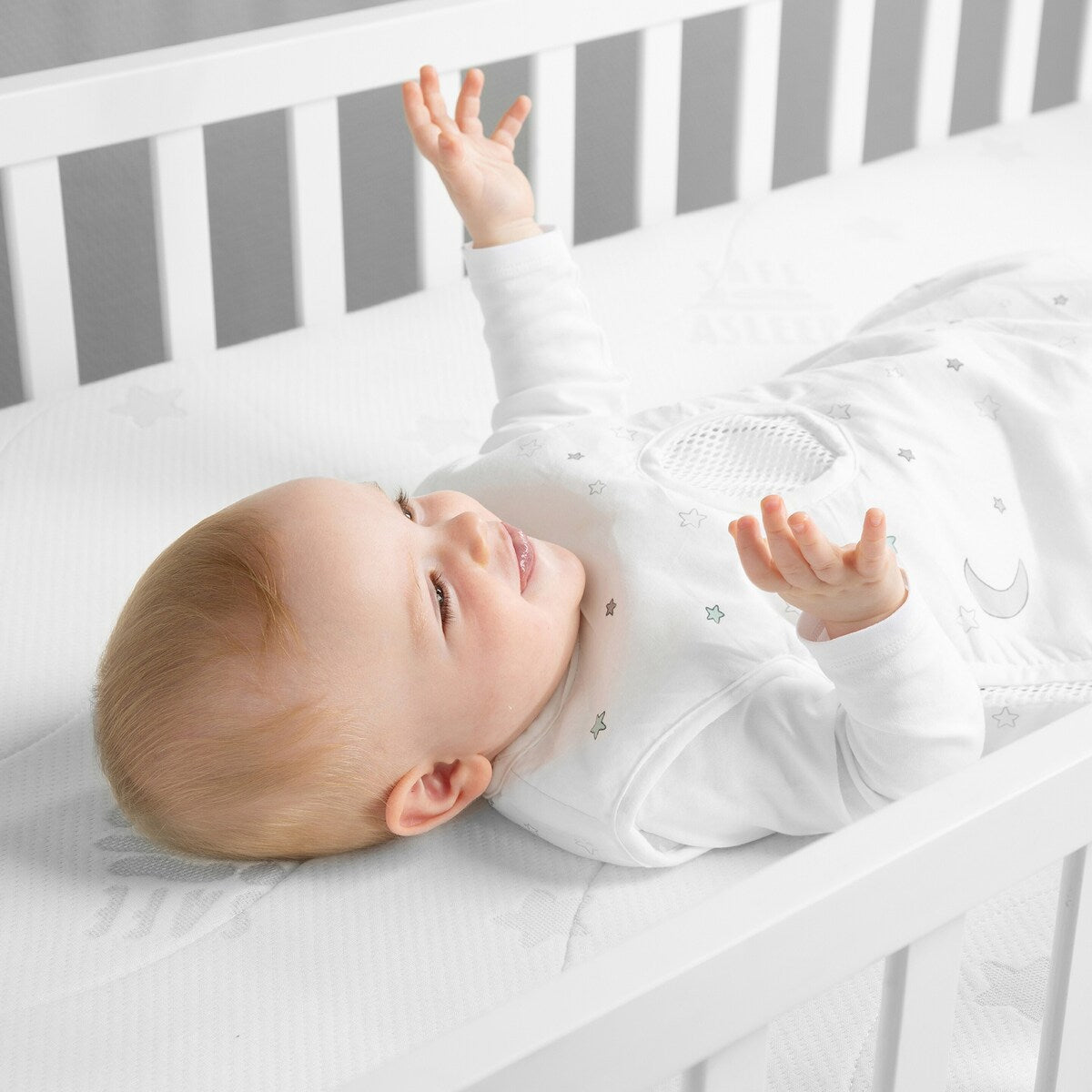 Madrass Air Balance PLUS til babyseng 60x120 cm safe asleep® montert i babyseng