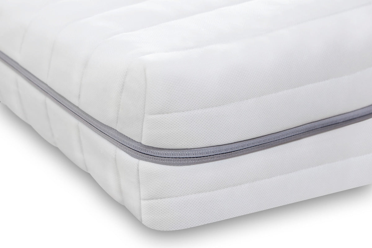 Montert Madrass TicaaMed Duo komfortskum 140x200 cm hvit i moderne soverom