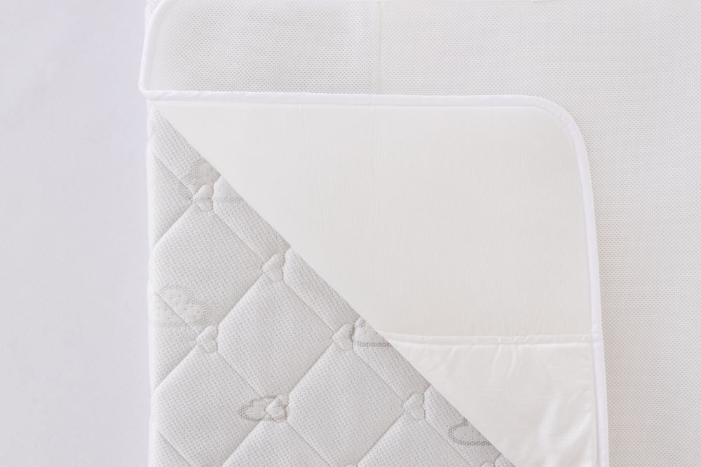 Detalj av madrassbeskytter AirDry luftgjennomtrengende 70 x 140 cm materiale