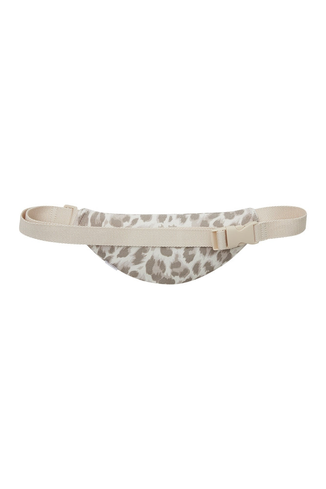 Detalj av glidelås på magveske 'Leo 5' i twill med leopardmønster
