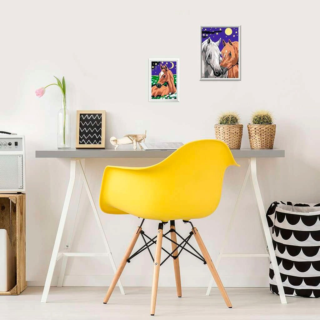 Mal etter tall hesteatelier med to maletavler og bilderammer