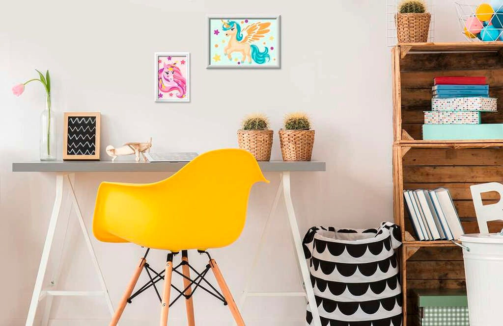 Mal etter tall neon-atelier enhjørning med staffeli bakside