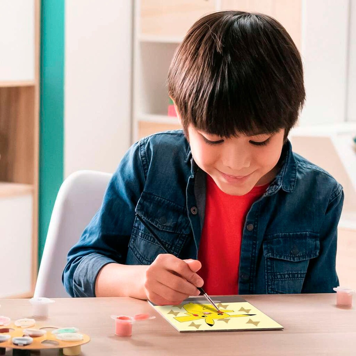 Mal etter tall Pikachu Pokémon montert på vegg