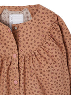 Detalj av leopardmønster på maleforkle for jenter