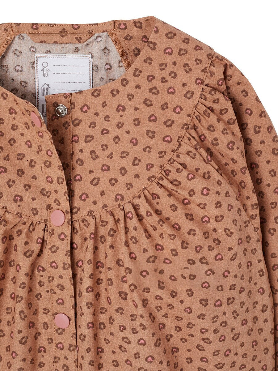 Detalj av leopardmønster på maleforkle for jenter