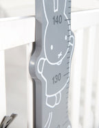 Nærbilde av lakk og materialkvalitet på Målelekt Miffy i MDF 70-150 cm