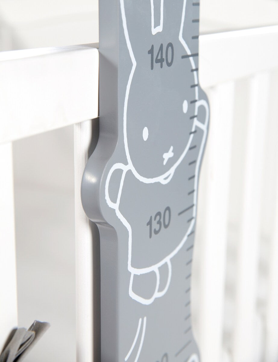 Nærbilde av lakk og materialkvalitet på Målelekt Miffy i MDF 70-150 cm