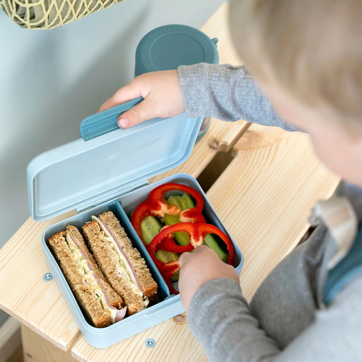 Matboks Tiny Farm med skillevegg montert med åpent lokk
